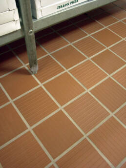 Metro Tread® 31T Mayflower Red | 6 x 6